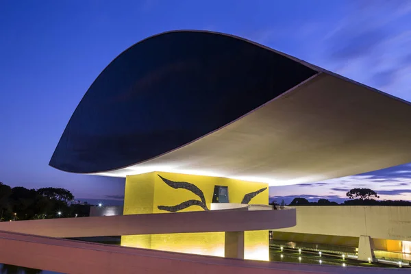 Curitiba, Brasilien - juli 2017: Oscar Niemeyer Museum, eller mån, i Curitiba, Parana State, Brasilien. — Stockfoto