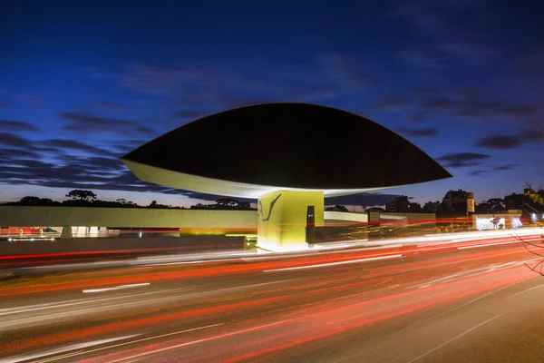 Curitiba, Brasil - julio de 2017: Museo Oscar Niemeyer, o MON, en Curitiba, Estado de Paraná, Brasil . — Foto de Stock