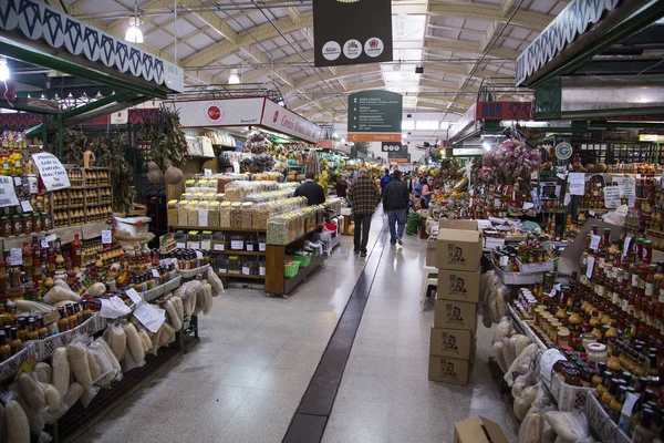 Curitiba, Brezilya: Temmuz, 2017 üzerinde markete alışveriş halk ile Curitiba içinde Belediye çarşı, Parana, Brezilya İç Mimarlık.