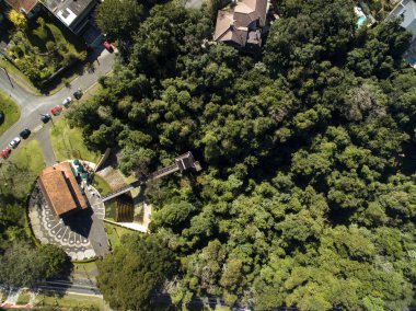 Curitiba, havadan görünümü Bosque Alemao Park var. Parana - Brezilya. Temmuz, 2017