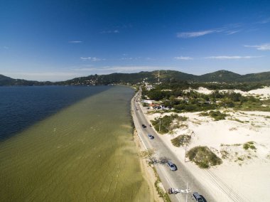 Havadan görünümü Lagoa da Conceicao ve dunes Florianopolis - Santa Catarina - Brezilya. Temmuz, 2017