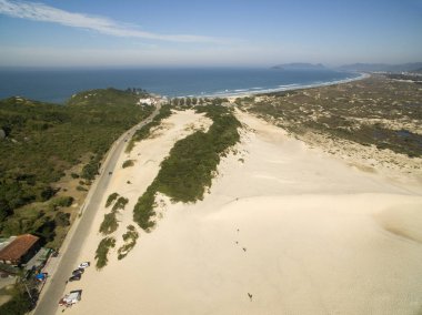 Hava güneşli gün - görünümünde Dunes Joaquina beach - Florianopolis - Santa Catarina - Brezilya. Temmuz, 2017