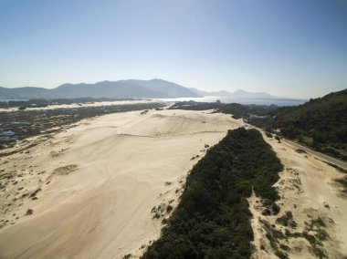 Hava güneşli gün - görünümünde Dunes Joaquina beach - Florianopolis - Santa Catarina - Brezilya. Temmuz, 2017
