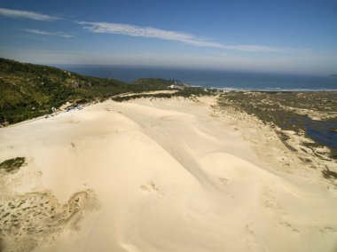 Hava güneşli gün - görünümünde Dunes Joaquina beach - Florianopolis - Santa Catarina - Brezilya. Temmuz, 2017