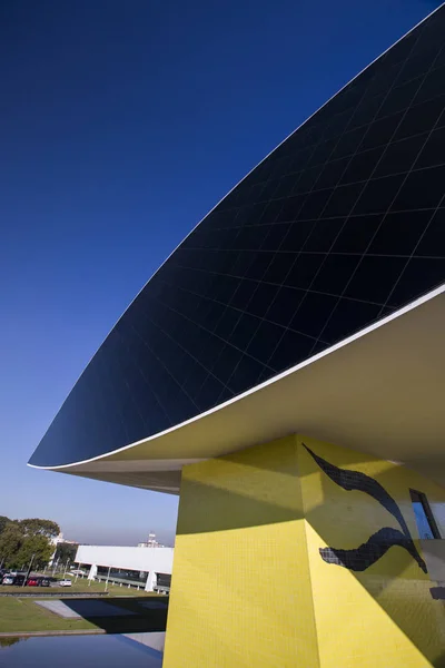 Curitiba, Brazília - július, 2017: Oscar Niemeyer Museum, vagy a Mon, Curitiba, Parana állam, Brazília. — Stock Fotó
