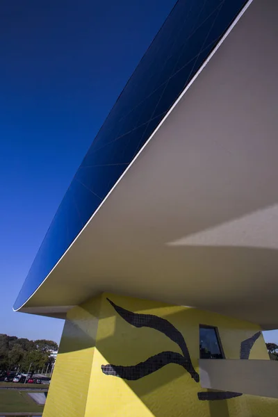 Curitiba, Brazília - július, 2017: Oscar Niemeyer Museum, vagy a Mon, Curitiba, Parana állam, Brazília. — Stock Fotó