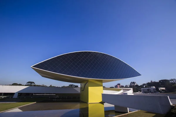 Curitiba, Brasil - julho de 2017: Museu Oscar Niemeyer, ou MON, em Curitiba, Paraná, Brasil . — Fotografia de Stock