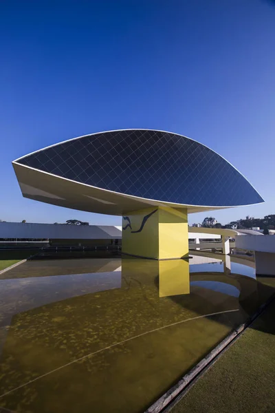 Curitiba, Brazília - július, 2017: Oscar Niemeyer Museum, vagy a Mon, Curitiba, Parana állam, Brazília. — Stock Fotó