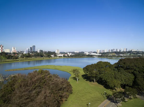 Curitiba, Paraná, Brasil - julho de 2017: Vista aérea Parque Barigui . — Fotografia de Stock