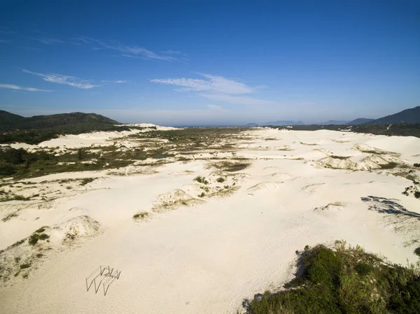 Hava güneşli gün - görünümünde Dunes Joaquina beach - Florianopolis - Santa Catarina - Brezilya. Temmuz, 2017