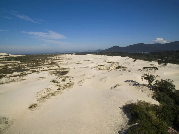 Hava güneşli gün - görünümünde Dunes Joaquina beach - Florianopolis - Santa Catarina - Brezilya. Temmuz, 2017