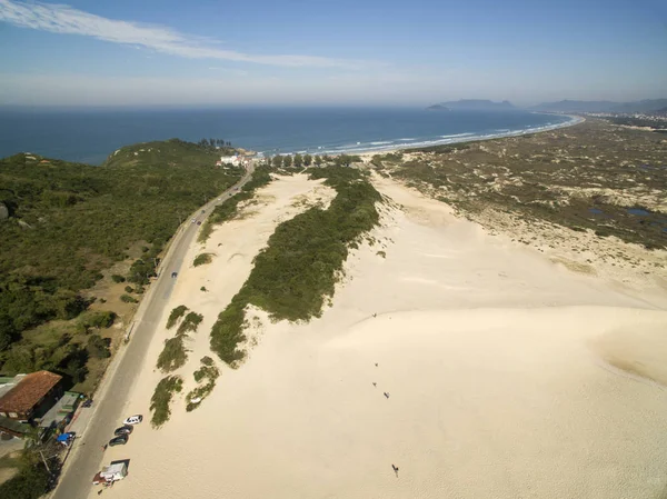 Vista aérea Dunas em dia ensolarado - Praia Joaquina - Florianópolis - Santa Catarina - Brasil. Julho, 2017 — Fotografia de Stock