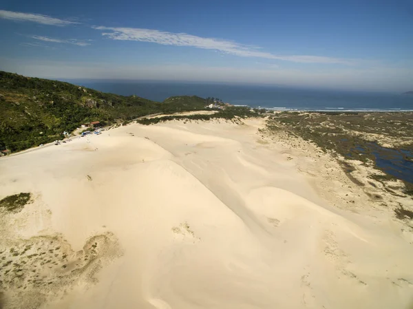 Hava güneşli gün - görünümünde Dunes Joaquina beach - Florianopolis - Santa Catarina - Brezilya. Temmuz, 2017