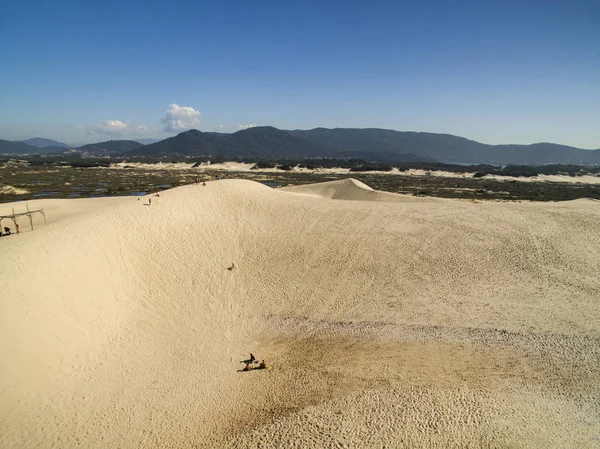 Letecký pohled na duny v slunečný den - Joaquina beach - Florianopolis - Santa Catarina - Brazílie. Července 2017 — Stock fotografie