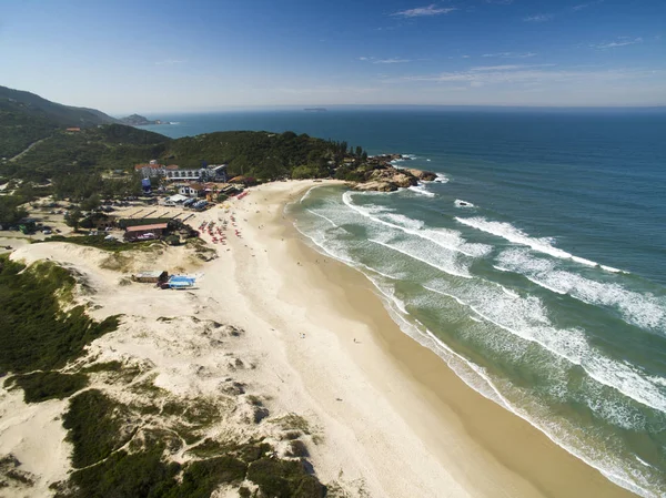Vista aérea Dunas em dia ensolarado - Praia Joaquina - Florianópolis - Santa Catarina - Brasil. Julho, 2017 — Fotografia de Stock