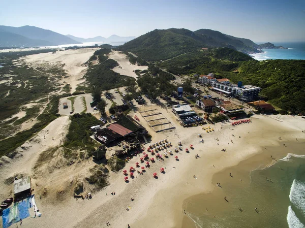 Letecký pohled na duny v slunečný den - Joaquina beach - Florianopolis - Santa Catarina - Brazílie. Července 2017 — Stock fotografie