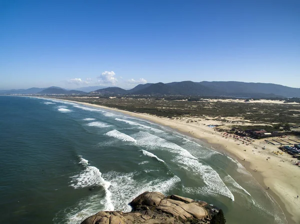 Flygfoto sanddyner i solig dag - Joaquina beach - Florianopolis - Santa Catarina - Brasilien. Juli 2017 — Stockfoto