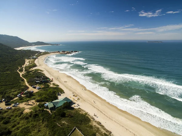 Letecký pohled na pláž Krtek (praia Mole) v Florianopolis, Santa Catarina, Brazílie. Července 2017. — Stock fotografie