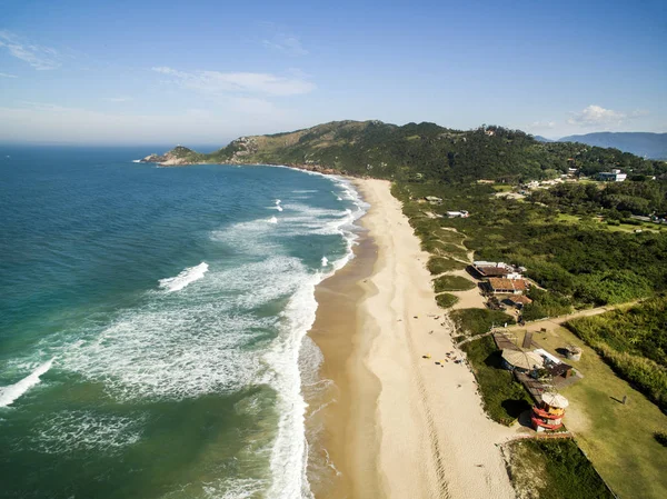 Letecký pohled na pláž Krtek (praia Mole) v Florianopolis, Santa Catarina, Brazílie. Července 2017. — Stock fotografie