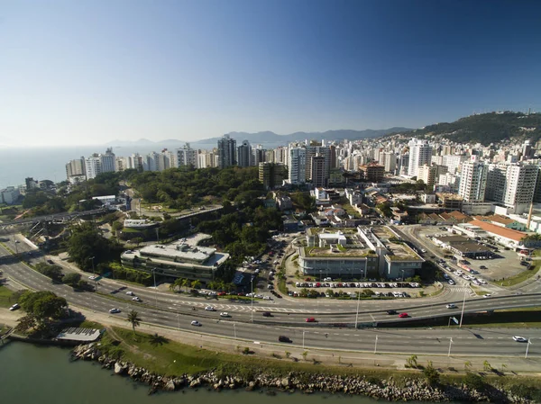 Praia e edifícios Beira Mar Norte / Florianópolis. Santa Catarina, Brasil. Julho, 2017 — Fotografia de Stock