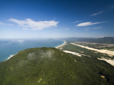 Havadan görünümü Costao santinho Beach Florianopolis, Brezilya için yapmak. Temmuz, 2017.