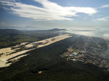 Havadan görünümü Costao santinho Beach Florianopolis, Brezilya için yapmak. Temmuz, 2017.