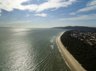 Florianopolis, Brezilya Daniela Beach havadan görünümü. Temmuz, 2017.