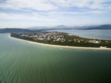 Florianopolis, Brezilya Daniela Beach havadan görünümü. Temmuz, 2017.