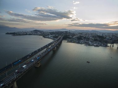 Havadan görünümü Florianopolis Köprüsü, Brezilya. Temmuz, 2017.