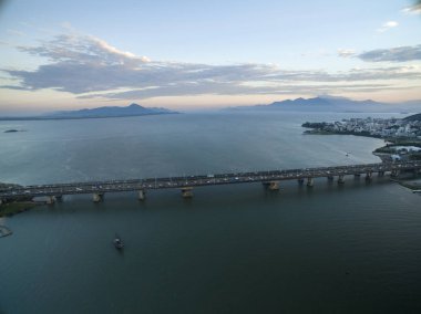 Havadan görünümü Florianopolis Köprüsü, Brezilya. Temmuz, 2017.