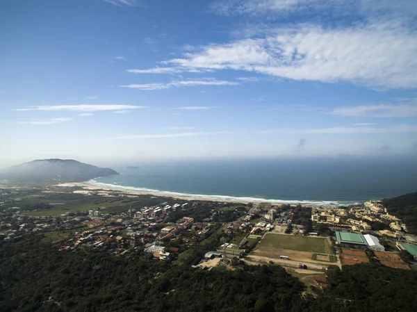 Letecký pohled na Costao do santinho Beach v Florianopolis, Brazílie. Července 2017. — Stock fotografie