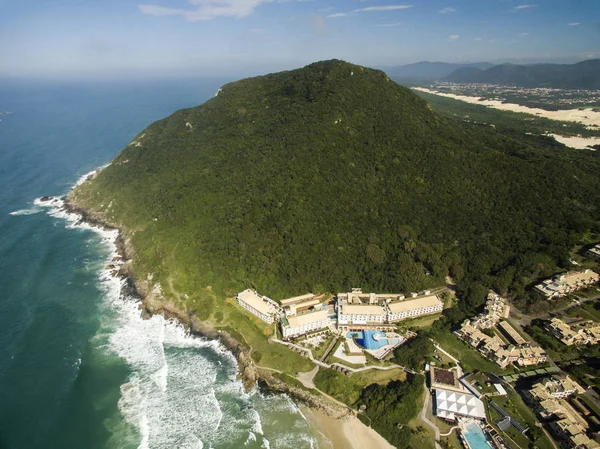 Letecký pohled na Costao do santinho Beach v Florianopolis, Brazílie. Července 2017. — Stock fotografie