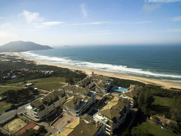 Havadan görünümü Costao santinho Beach Florianopolis, Brezilya için yapmak. Temmuz, 2017.