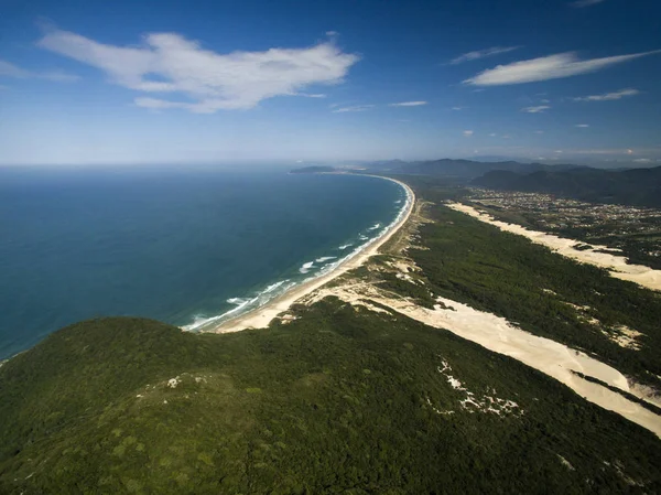 Letecký pohled na Costao do santinho Beach v Florianopolis, Brazílie. J — Stock fotografie
