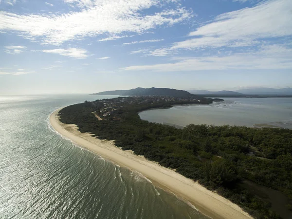 Vista aérea Playa Daniela en Florianopolis, Brasil. julio, 2017 . — Foto de Stock