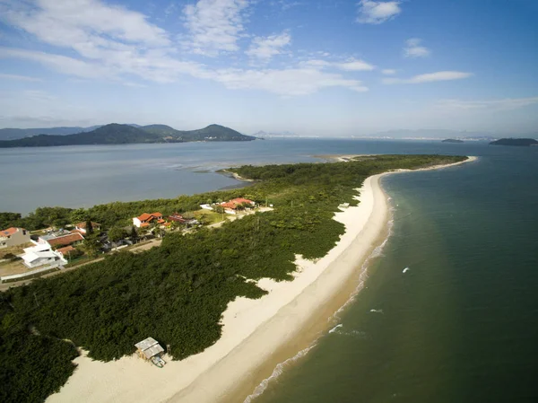 Vista aérea Playa Daniela en Florianopolis, Brasil. julio, 2017 . — Foto de Stock