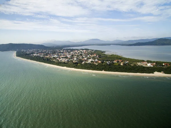 Vista aérea Playa Daniela en Florianopolis, Brasil. julio, 2017 . — Foto de Stock