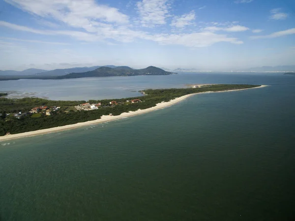 Vista aérea Playa Daniela en Florianopolis, Brasil. julio, 2017 . — Foto de Stock