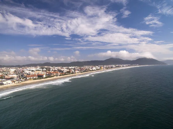 Letecký pohled na Ingleses Beach v Florianopolis, Brazílie. Července 2017. — Stock fotografie