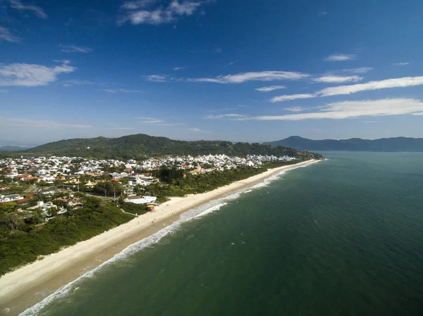 Vista aérea de la playa de Jurere en Florianopolis, Brasil. julio, 2017 . — Foto de Stock