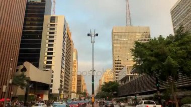 Avenida Paulista avenue, Sao Paulo, Brezilya zaman atlamalı. Acele saat içinde Ağustos, 2017. 