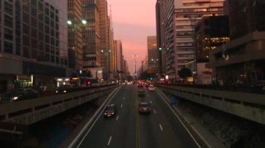 Avenida Paulista avenue, Sao Paulo, Brezilya zaman atlamalı. Acele saat içinde Ağustos, 2017. 