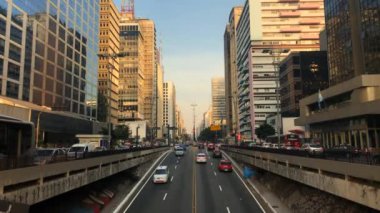 Avenida Paulista avenue, Sao Paulo, Brezilya zaman atlamalı. Acele saat içinde Ağustos, 2017. 
