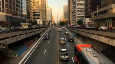 Avenida Paulista avenue, Sao Paulo, Brezilya zaman atlamalı. Acele saat içinde Ağustos, 2017. 