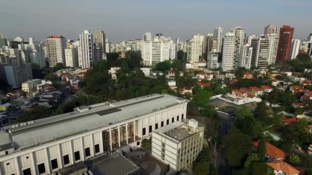 Sao Paulo, Brasilien - 17 augusti: Hospital das clinicas är en brasiliansk sjukhus i Sao Paulo city — Stockvideo