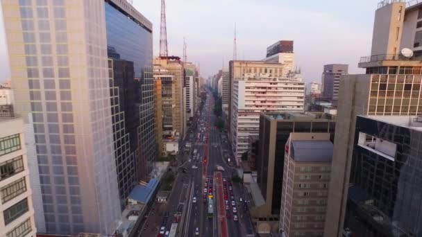 Сан-Паулу, Бразилия, август 2017 года. Вид с воздуха на проспект Паулиста, в городе Сан-Паулу . — стоковое видео