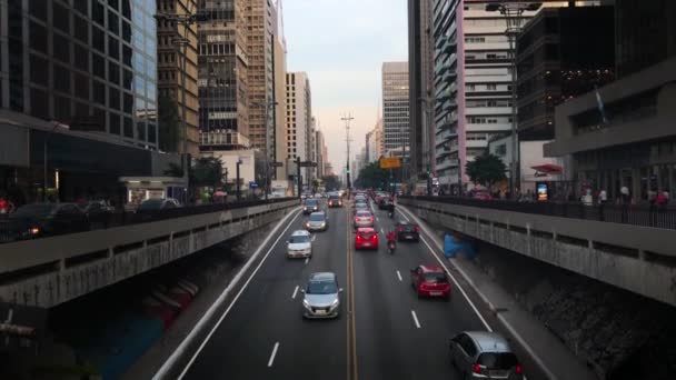 Sao Paulo, Brazília - augusztus, 2017:4 k Uhd Avenida Paulista forgalom idő telik el — Stock videók