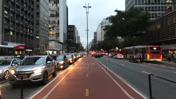 Time lapse of avenida Paulista avenue, Sao Paulo, Brésil. Heure de pointe en août, 2017 . — Video