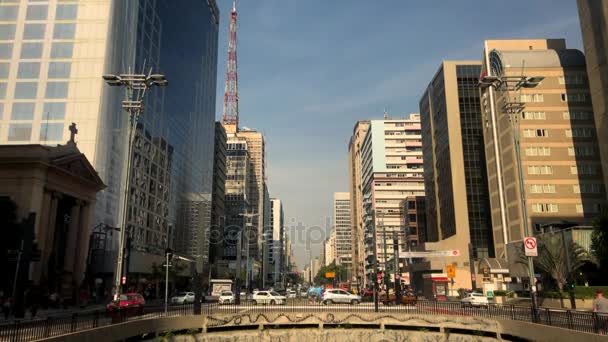 Проміжок часу Авеніда Пауліста avenue, Сан-Паулу, Бразилія. Година пік у серпні, 2017. — стокове відео