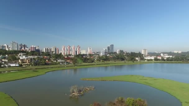 Curitiba, Parana, Brezilya - Temmuz, 2017: Havadan görünümü Barigui Parkı. — Stok video